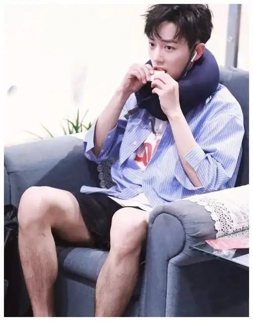 肖战太可怕了他拥有天使的面庞魔鬼的身材浓密且迷人的腿毛