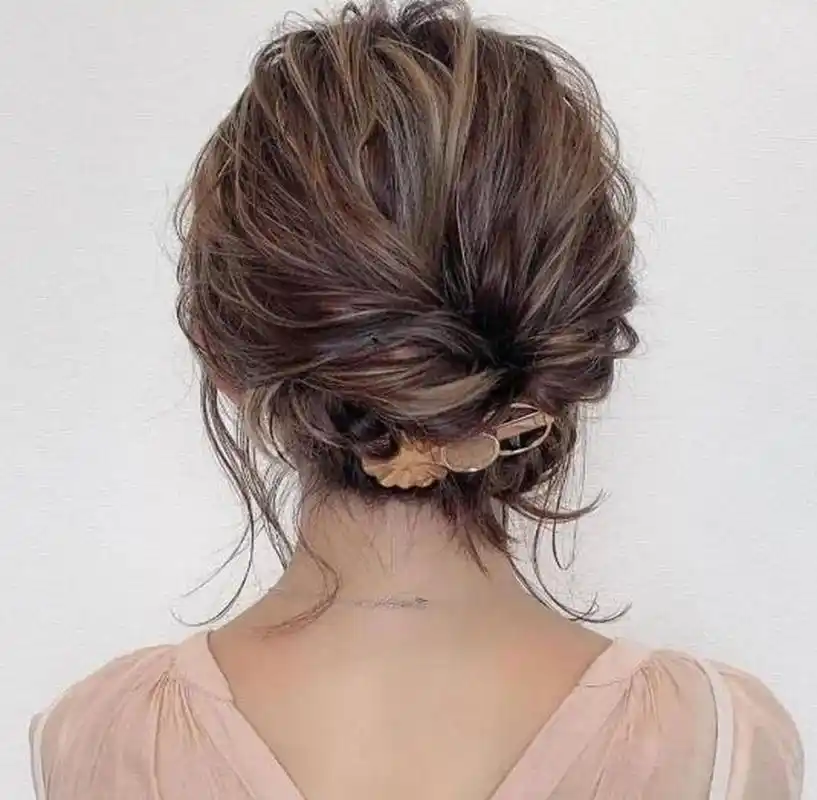 日式优雅风格的盘发发型,彰显出女神气质