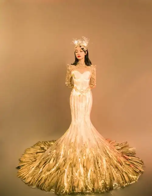 金鹰女神宋茜压轴亮相13届金鹰节开幕式 身披金光羽衣从天而降