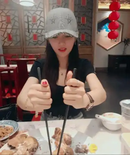 吴宣仪深夜吃饭被偶遇,网友:真人和照片上有差别