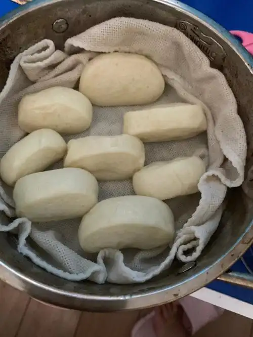 奶香小馒头做法:食材:低筋面粉100g,配方奶60ml,酵母1g先把酵母加到