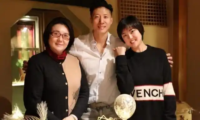 男人味十足洪金宝42岁小儿子罕见晒照外型壮硕兼一身小麦肤色