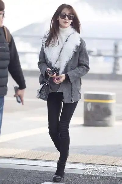 翻领上的白色绒毛装饰,可爱时尚,更显她的清纯气质,下面配黑色紧身裤