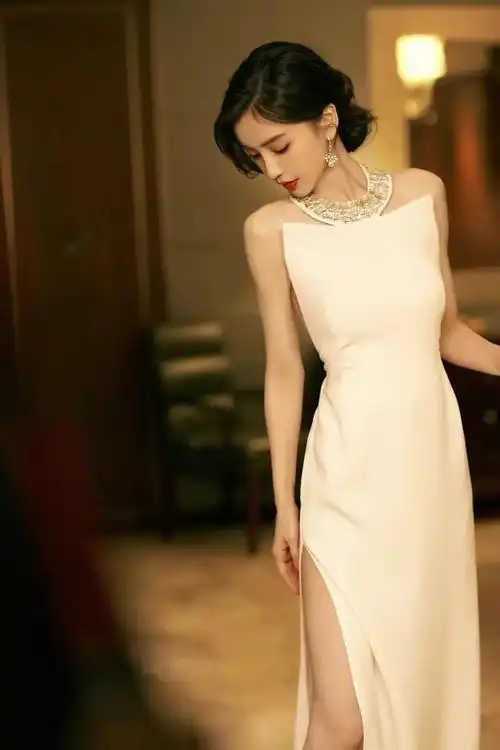 女明星白色深v露背礼服纯洁高贵妥妥的白天鹅