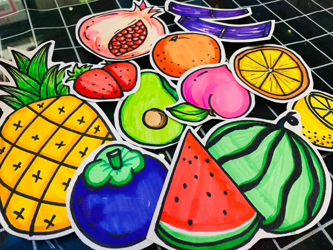 通过图片观察,不同水果的外形和颜色特点. 2.