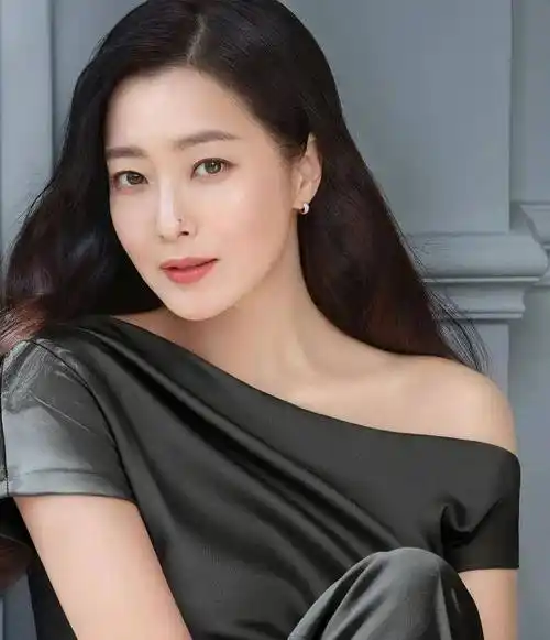 大家好!今天我们要聊一聊韩国女演员金喜善(kim hee-sun)的传记.