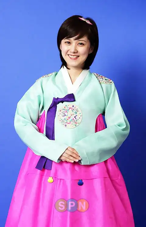 图文:张娜拉韩服贺中秋--全新短发造型