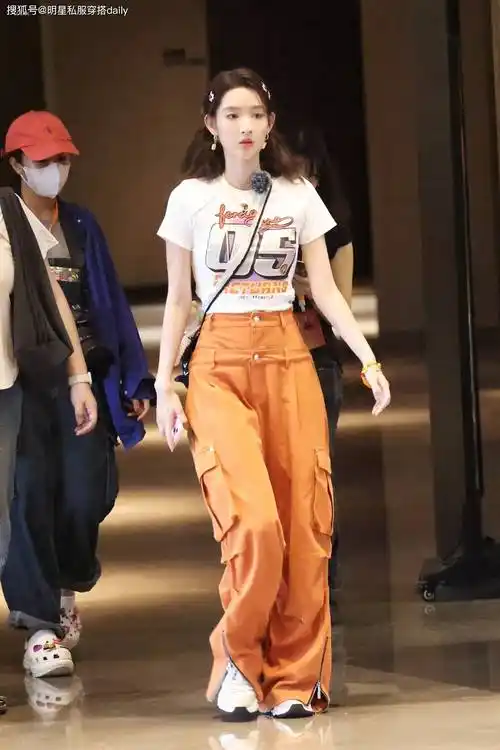 看了王玉雯的4套穿搭,才发现,"短t恤 工装裤"显高显瘦身材比例好