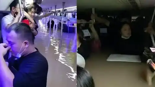 直击郑州暴雨:地铁五号线多人被困,乘客紧握扶手水位过肩