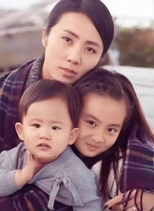 黄磊三胎儿子曝光:大眼圆圆可爱模样酷似父亲_家庭_照片_人们