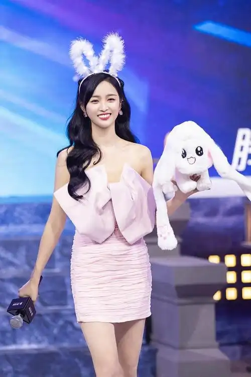 斗罗大陆开播六怪合体肖战夹克搭领带超帅吴宣仪穿粉裙腿真长