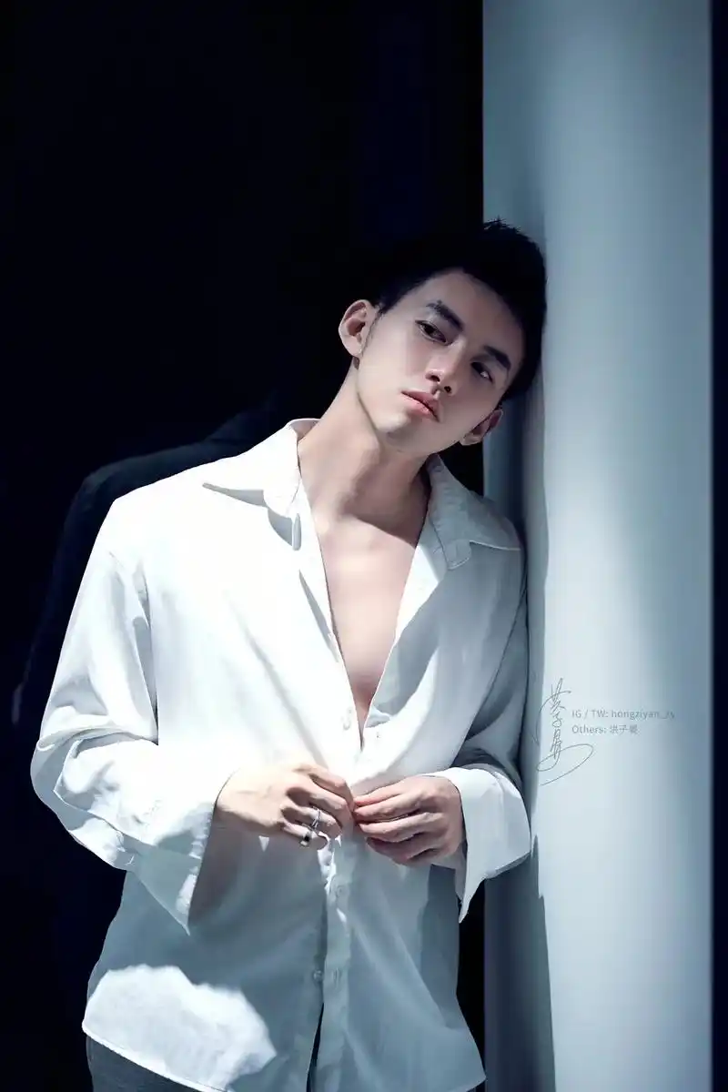 白衬衫,明月光.#男生写真 #你的男孩 #拍出电影感 #可帅 - 抖音