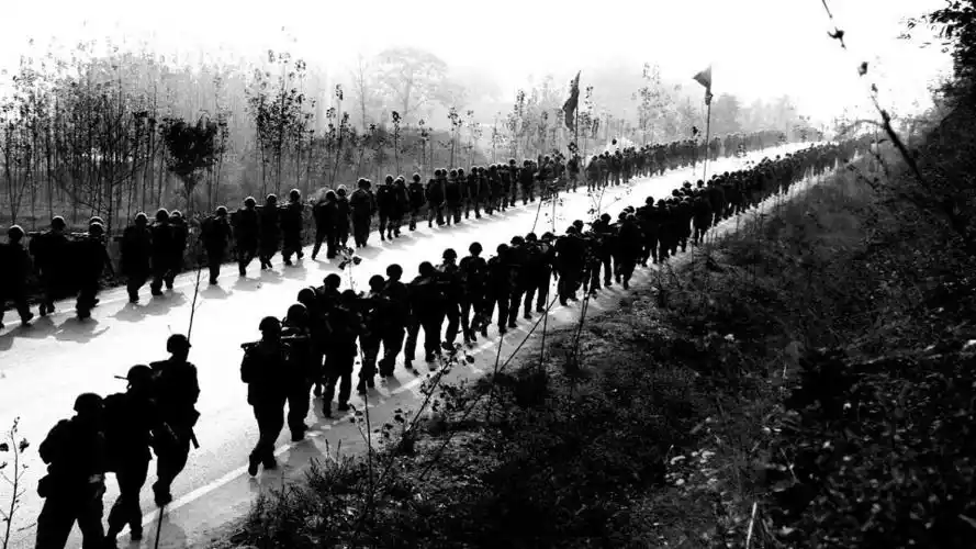 如果一群人走和一个人走非要有些不一样,我认为一群人走更容易檬Ё