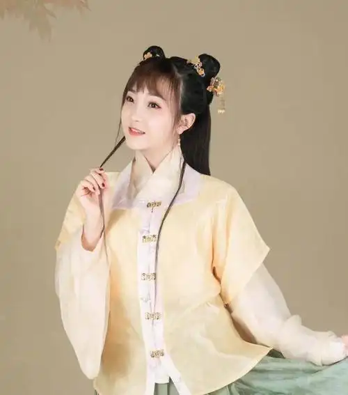 林妙可旗袍亮相与关晓彤同框竟被秒成路人圆润身材引发热议