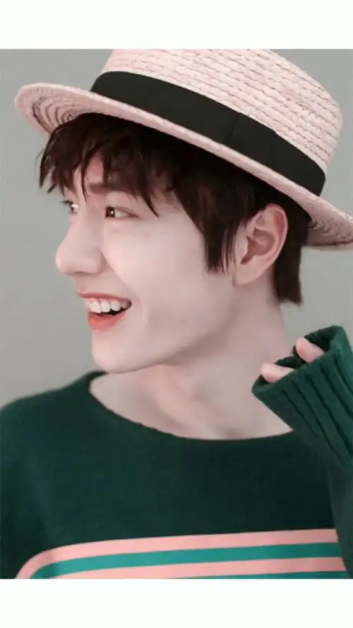 个性多变的王一博,露出蓝忘机同款邪魅一笑的样子,四个大字油然而生