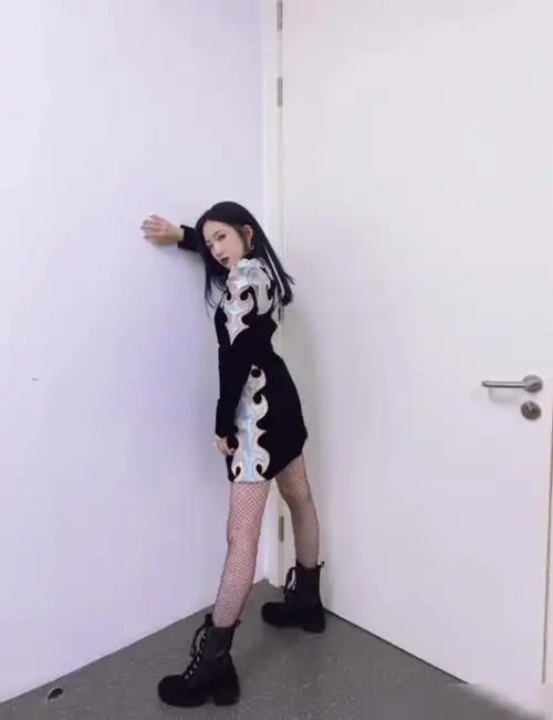 孟美岐为显腿长大胆挑战渔网袜不料暴露多肉腿