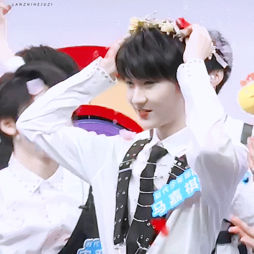 马嘉祺不经意间的小动作小表情好可爱