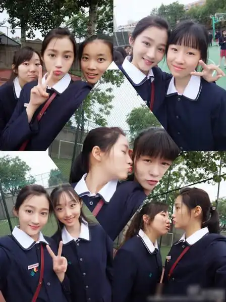 关晓彤和同学们玩亲亲.