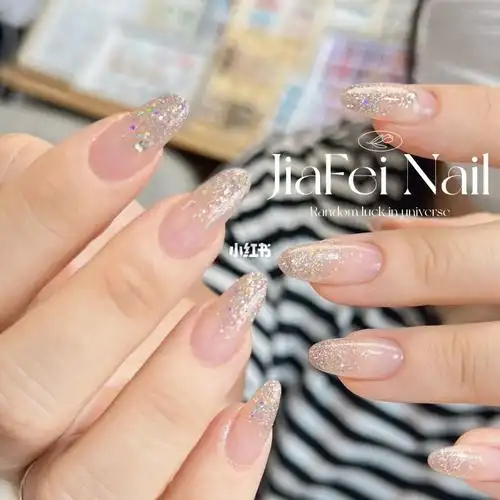 碎钻胶渐变美甲亮晶晶美甲显白渐变