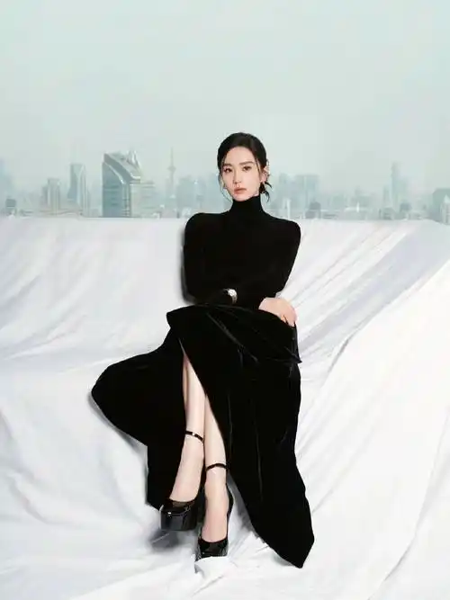 刘诗诗带火了品酒穿搭:打底衫 半身裙 底盘发,时髦显贵又洋气_黑色