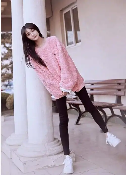 郑爽是有多瘦毫不费力把腿曲折进毛衣一般人做就很困难