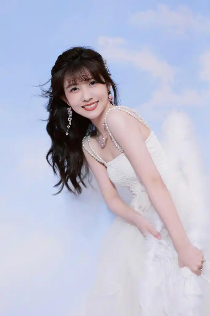 赖美云丘比特小天使造型写真释出 留齐刘海拉弓射箭超可爱