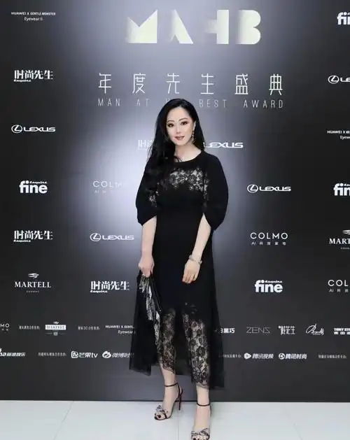 章小蕙的经典黑色系穿搭:蕾丝连衣裙充满女人味,鱼尾皮裙很高级