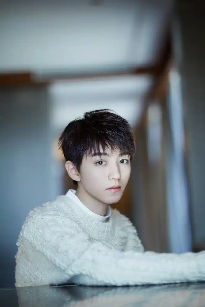 王俊凯着白色毛衣温润如玉新发型干净清爽帅气满满