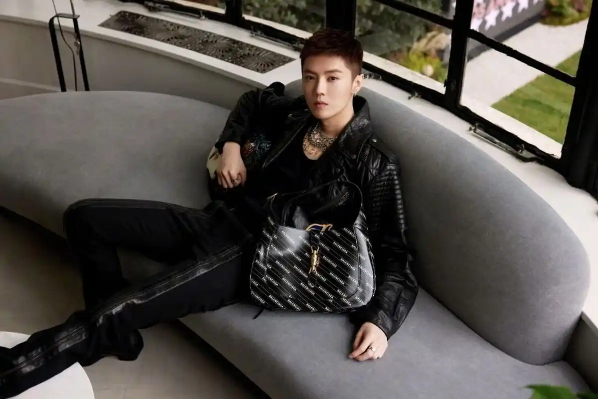 鹿晗 3832343430 新剪短发搭配机车皮衣,金属字母项链,酷帅