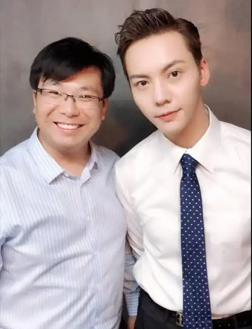 尽管陈伟霆在演员群体中年纪较轻,但他为观众带来的娱乐节目却层出不