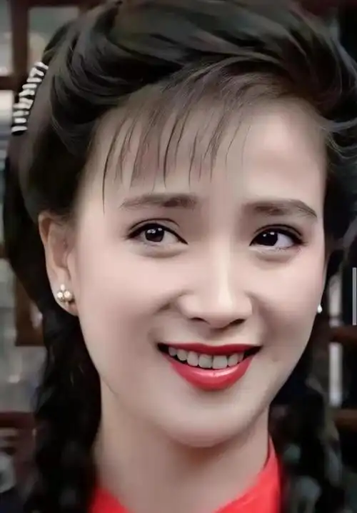 那个年代能接到琼瑶的戏,算是很红的演员,1992年何晴又再次爆火