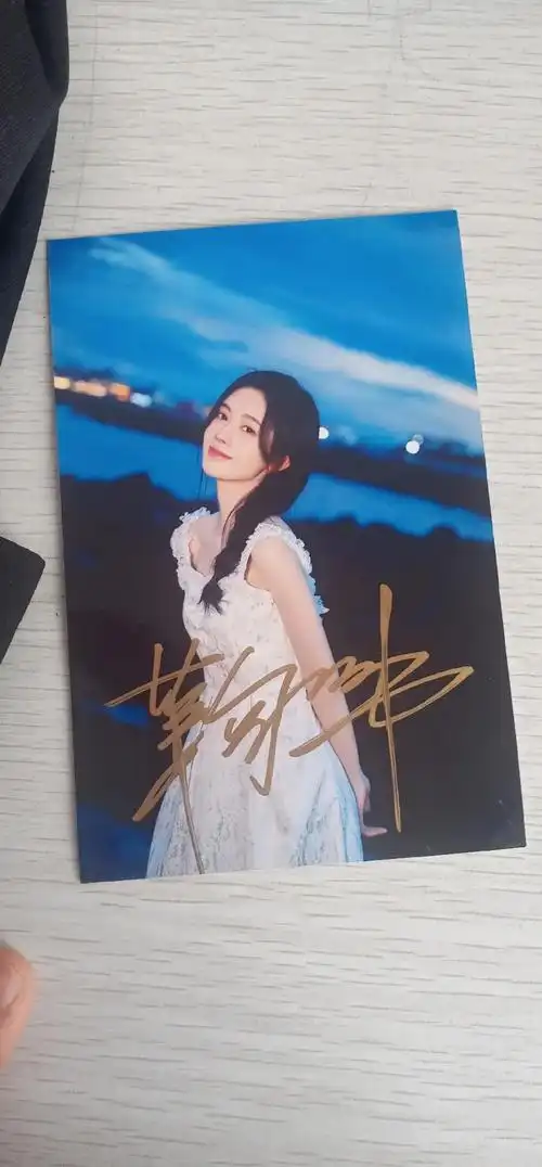 鞠婧祎的签名照,我爱死鞠婧祎,我还有三张鞠婧祎的海报,太卷了 - 抖音