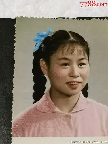六十年代手工上色大辫子美女留影