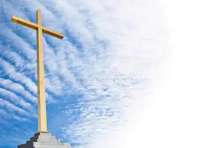 有天空背景的基督教十字架.宗教模板或框架.照片