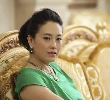 她和初恋同居8年被抛弃,赌气嫁给前任好哥们,今50岁幸福美满!