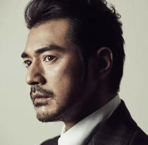 超级大帅哥金城武留胡须尽显熟男魅力