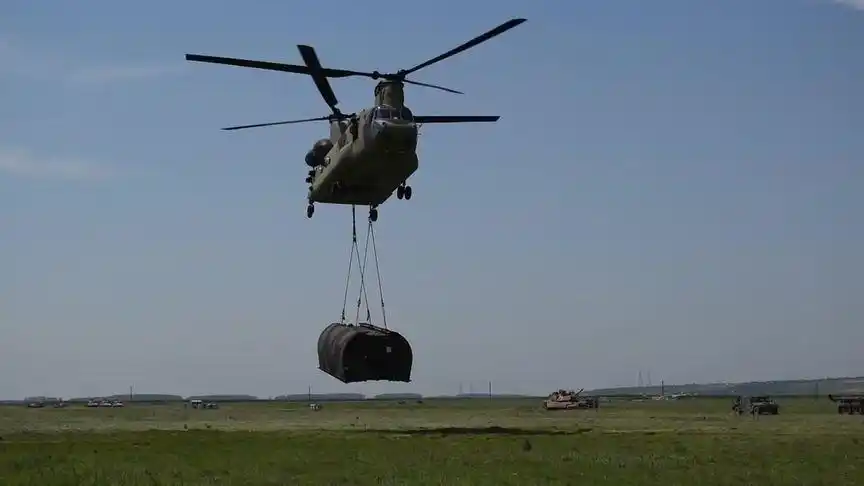 美国陆军奇努克直升机进行吊挂训练