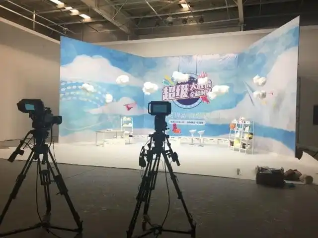 我们统统搞定简单布景,拍摄直播节目,小型综艺-直播现场-▽地面高度无