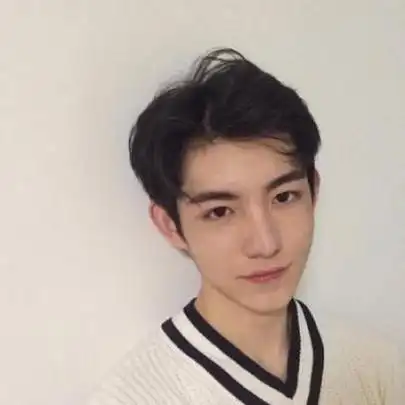 男生头像帅气真人中分的发型显得更是有精神了