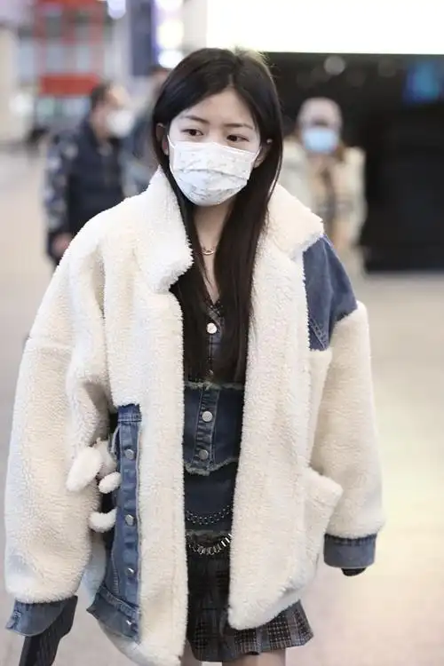 赖美云素颜现身机场皮肤透亮会发光