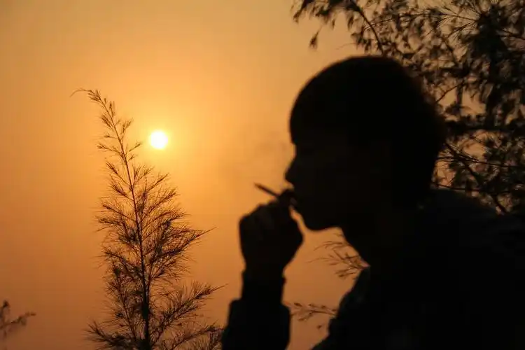 男生吸烟失落伤感图片 - 悲伤微信昵称大全男生 - 实验室设备网