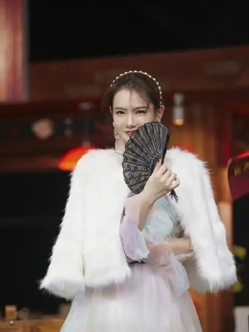 直觉超准的戚薇在明侦的造型