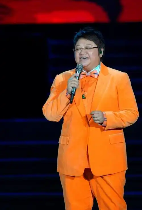 被瘦下来的韩红惊艳到穿西装配金丝眼镜如霸总气质都变了不少