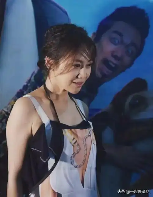 闫妮素颜风情佟掌柜风情犹在