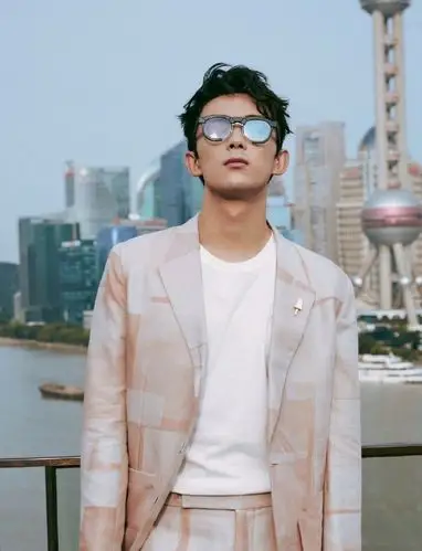 吴磊身着一袭灰金色西装搭配黑框眼镜可盐可甜