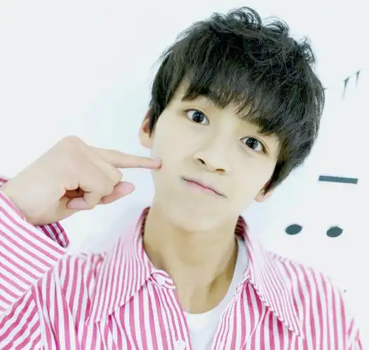 何洛洛嘟嘴卖萌帅气图片