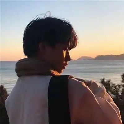 干净好看的优质背影帅气男头 海边日落氛围感很强的背影微信头像