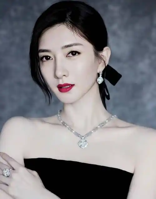 江疏影身穿黑色长裙,美丽精致,女人味十足!_照片_造型_时尚