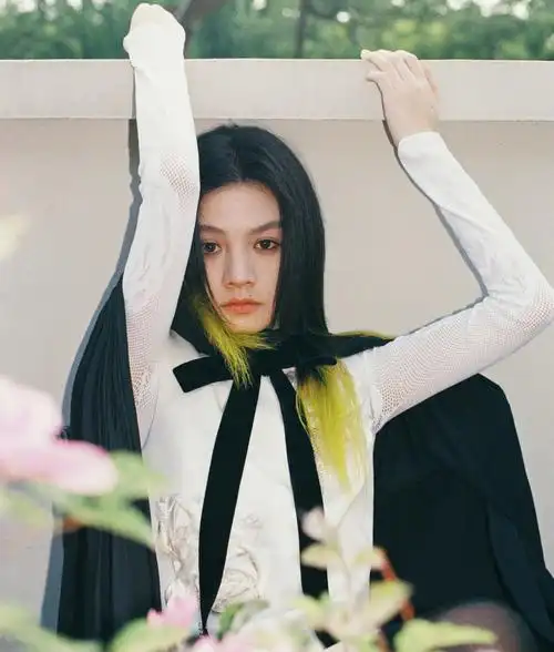 90后女演员春夏好有灵气,拍森林写真宛如精灵公主,大眼睛好美丽