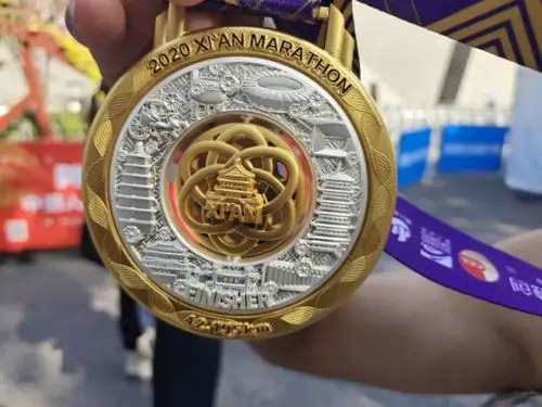 过程很痛苦,但是完赛的那种喜悦没法表达,尤其看见这个奖牌的时候